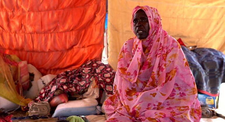 سيدة سودانية نازحة تجلس في خيمتها في مخيم للنازحين في القضارف - السودان